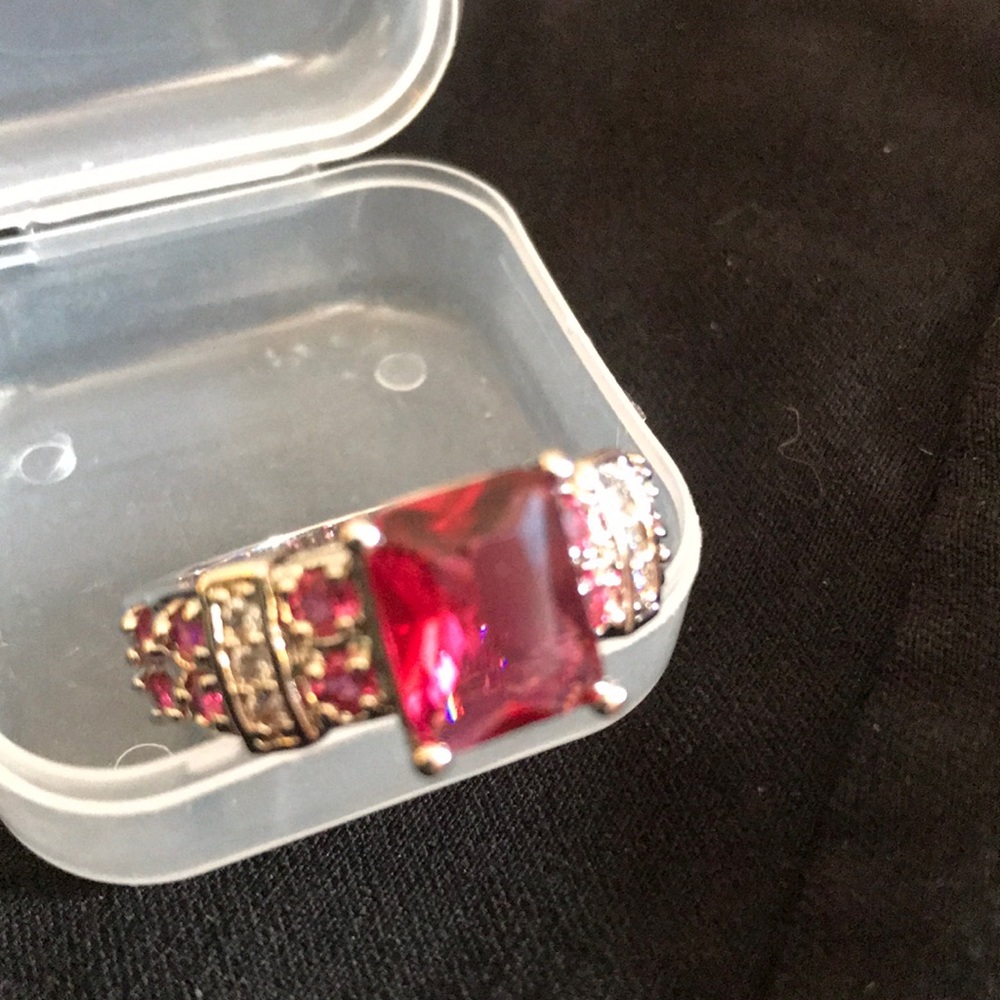 Ruby red gemstone ring - Picture 2 of 2
